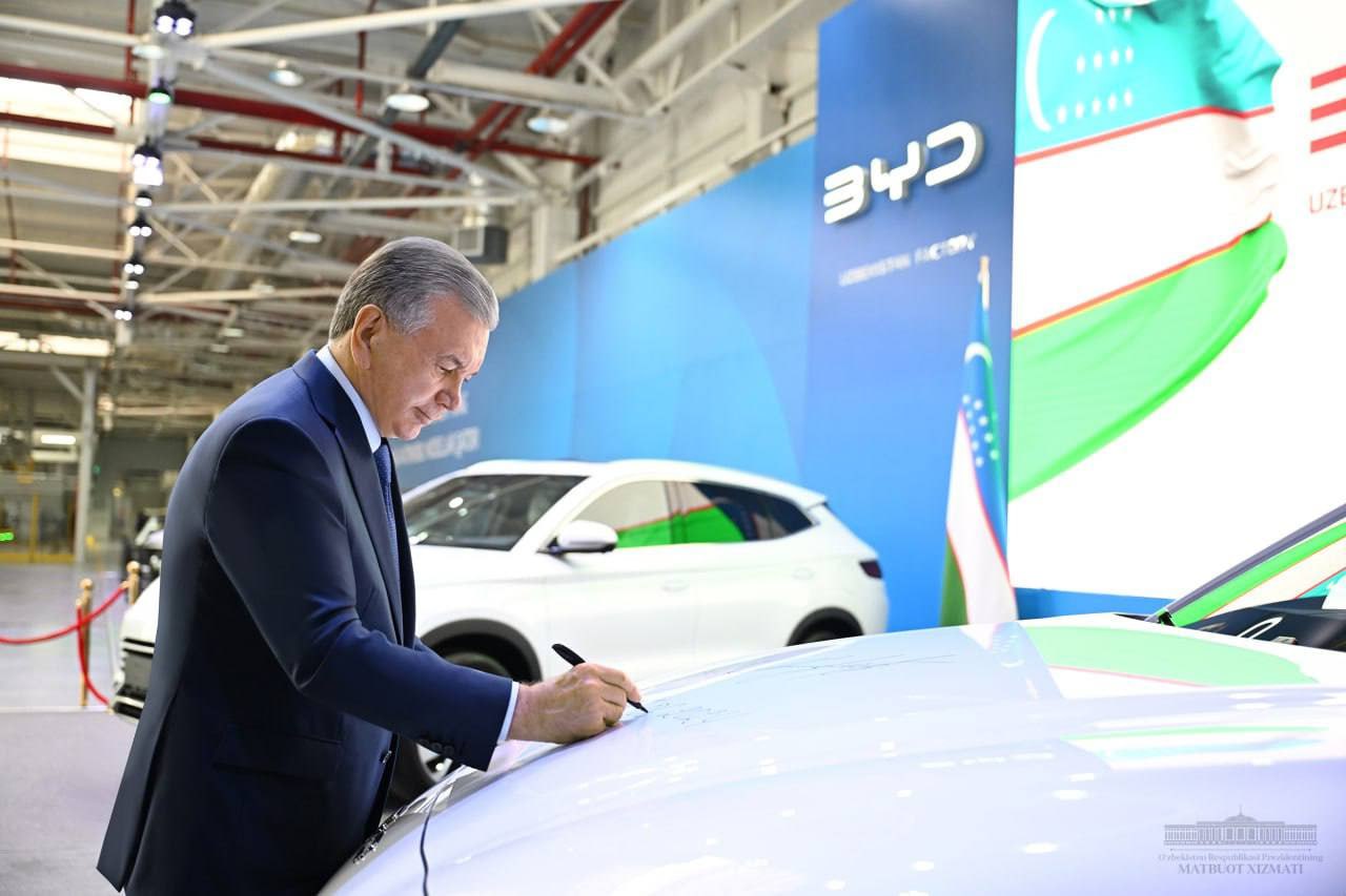 Jizzaxdagi zavodda ilk BYD elektromobillari ishlab chiqarildi