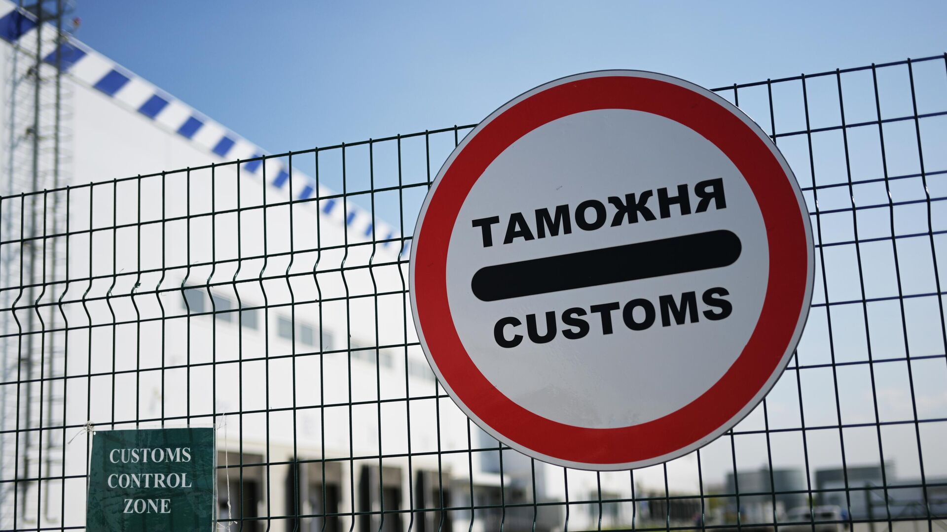 Ўзбекистонда импорт материаллардан маҳсулот чиқариш учун божлар камайтирилади